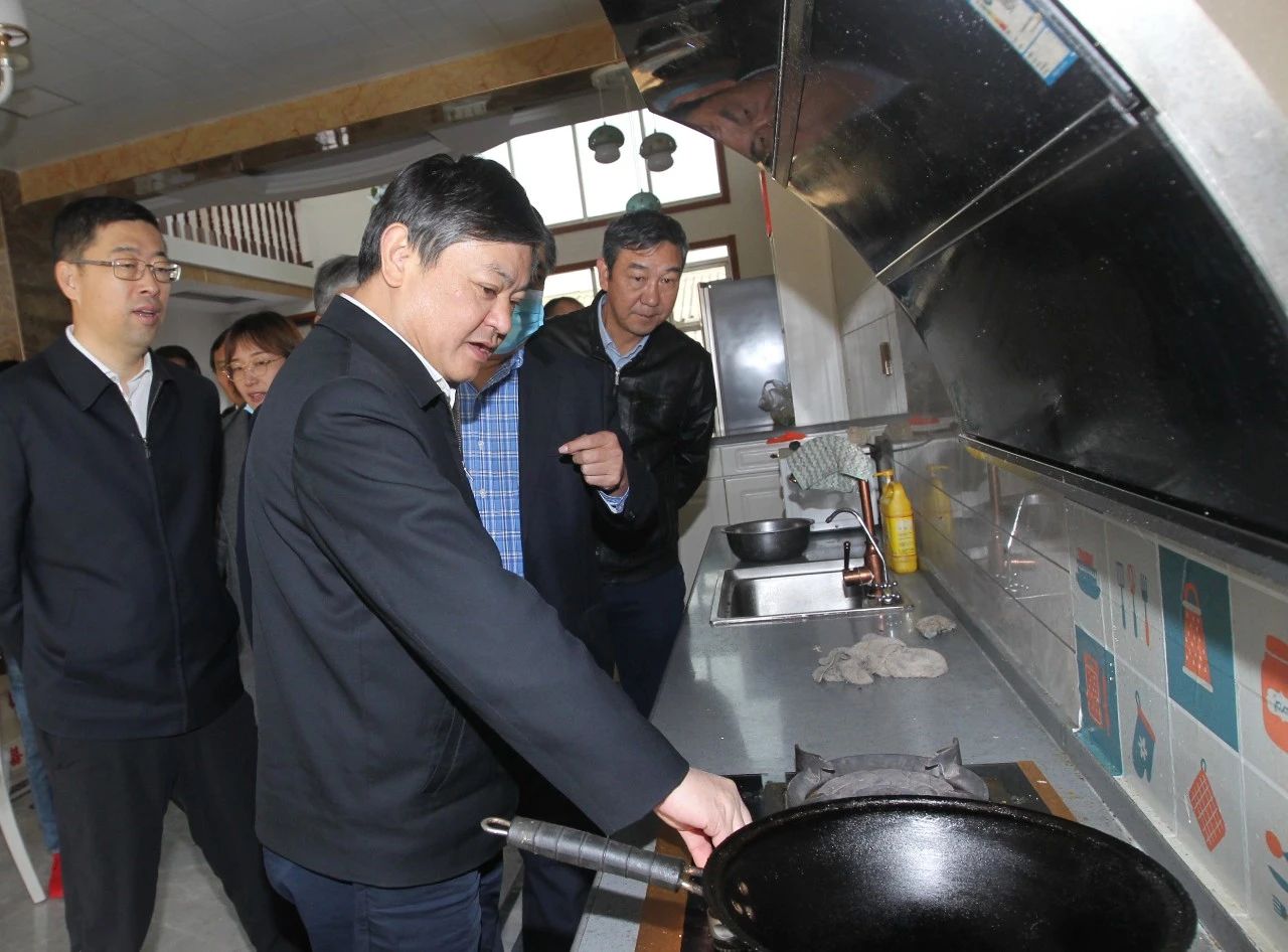 生態(tài)環(huán)境部部長(zhǎng)黃潤(rùn)秋赴河北省調(diào)研清潔取暖散煤替代工作